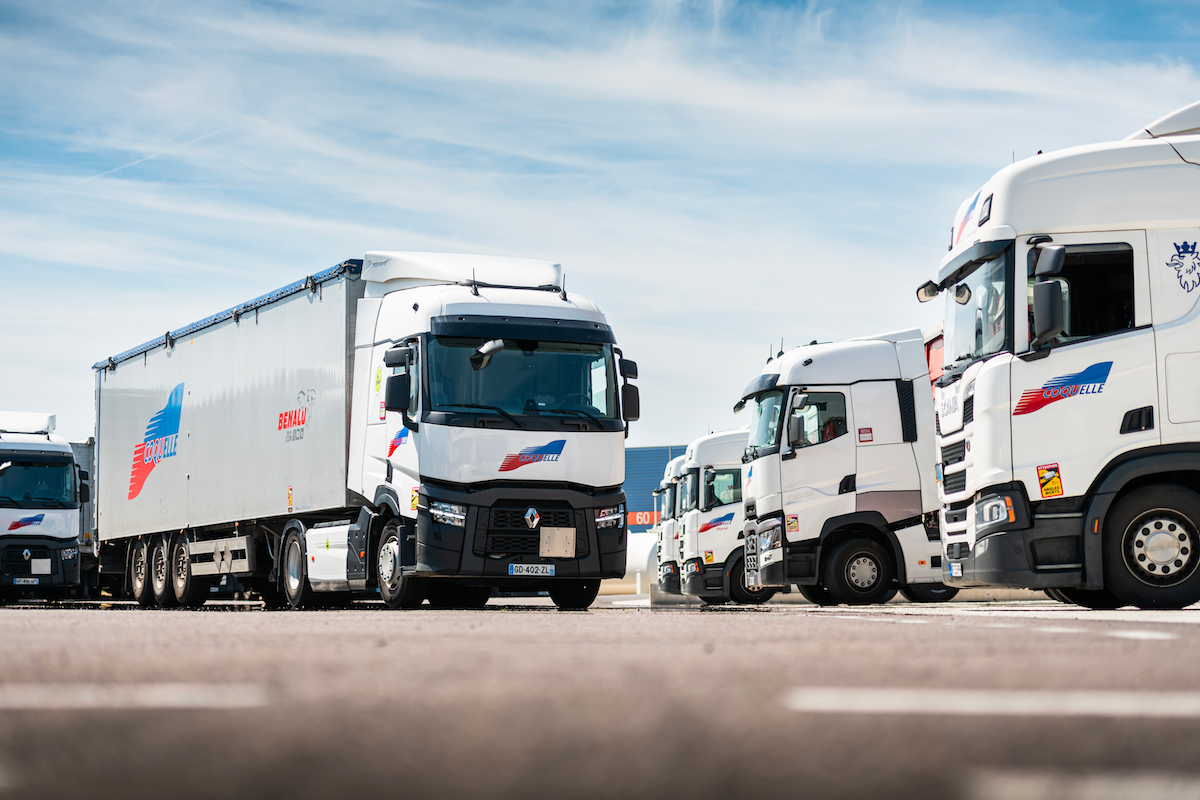 Camions routier du groupe de transport Coquelle sur un parking