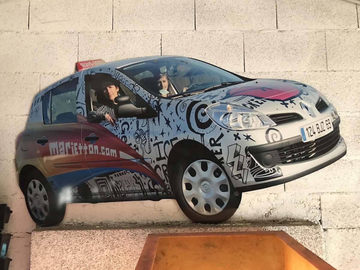 Elève et enseignant de la conduite lors d'une leçon de conduite avec l'auto-école Marietton