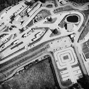 Vue aérienne en noir et blanc du circuit de conduite Marietton à Vaugneray